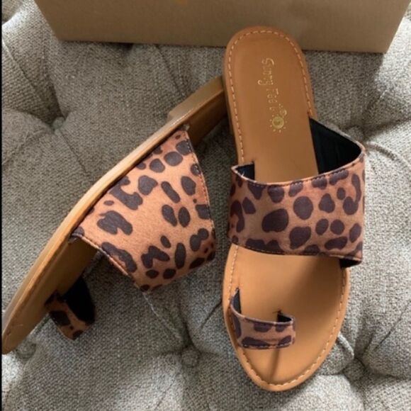 Leopard  Toe  Sandals - Picture 4 of 14